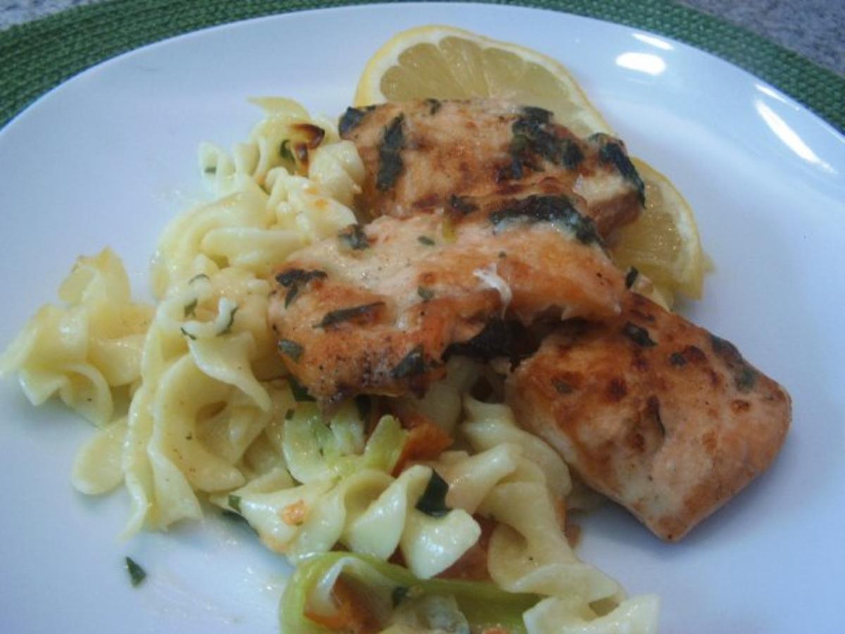 Bilder für Lachs auf Gemüse und Nudeln - Rezept