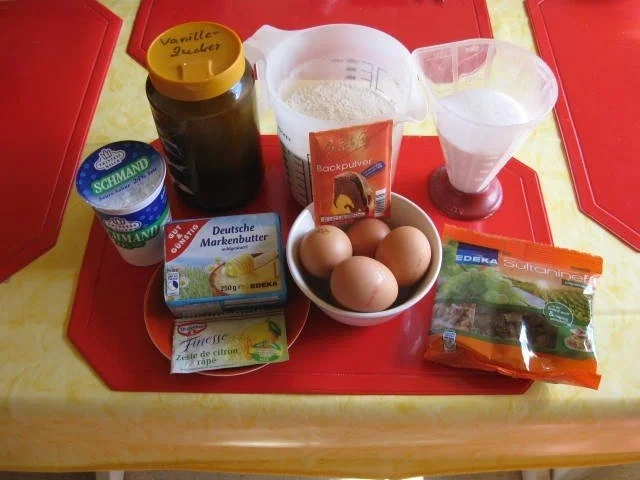 Rezept: Gugelhupf mit Sultaninen Gugelhupf mit Sultaninen - Rezept