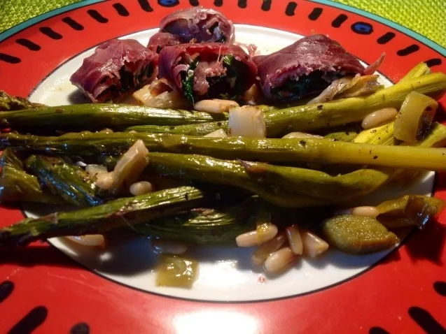Rezept: grüner Spargel mit Pinienkernen und Parmaschinkenröllchen aus dem Ofen grüner Spargel mit Pinienkernen und Parmaschinkenröllchen aus dem Ofen - Rezept