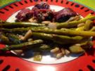 grüner Spargel mit Pinienkernen und Parmaschinkenröllchen aus dem Ofen - Rezept
