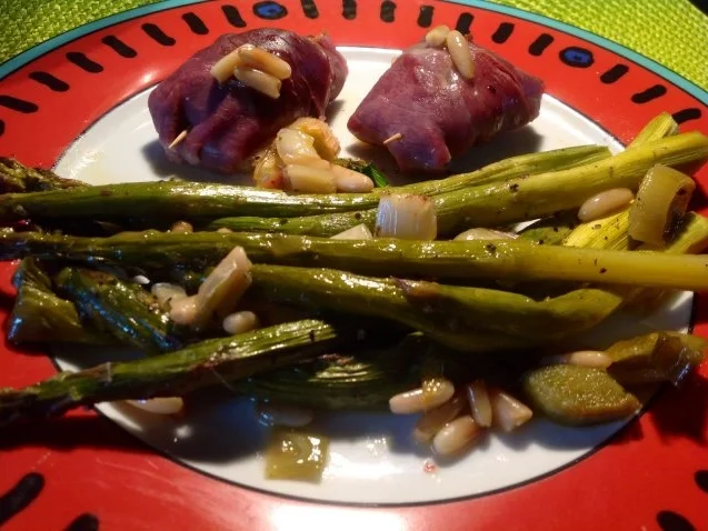 Rezept: grüner Spargel mit Pinienkernen und Parmaschinkenröllchen aus dem Ofen Bild Nr. 2 grüner Spargel mit Pinienkernen und Parmaschinkenröllchen aus dem Ofen - Rezept - Bild Nr. 2