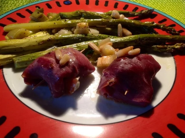 Rezept: grüner Spargel mit Pinienkernen und Parmaschinkenröllchen aus dem Ofen Bild Nr. 3 grüner Spargel mit Pinienkernen und Parmaschinkenröllchen aus dem Ofen - Rezept - Bild Nr. 3