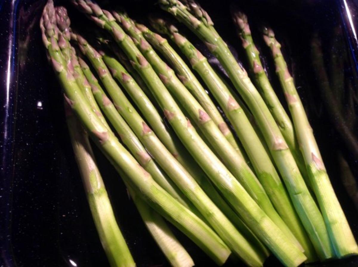 grüner Spargel mit Pinienkernen und Parmaschinkenröllchen aus dem Ofen - Rezept - Bild Nr. 4