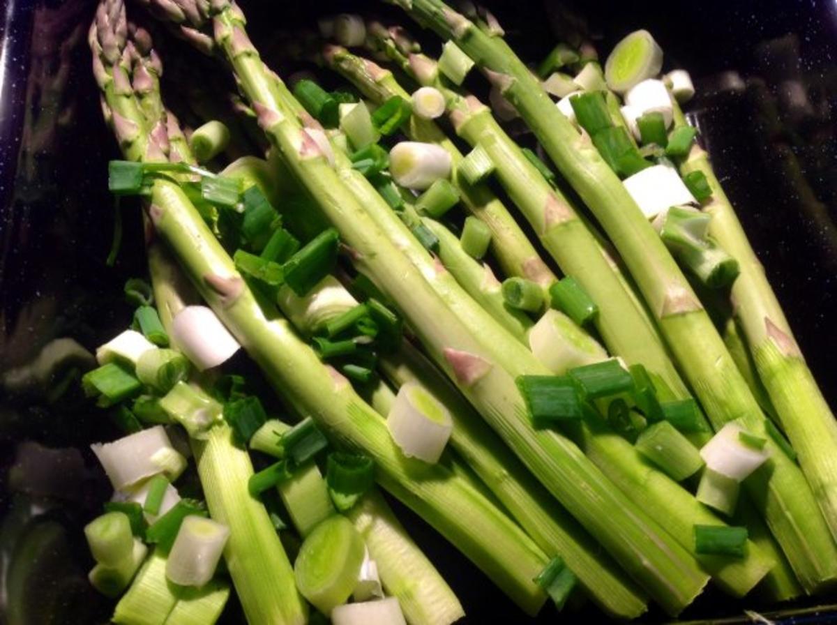 grüner Spargel mit Pinienkernen und Parmaschinkenröllchen aus dem Ofen - Rezept - Bild Nr. 5