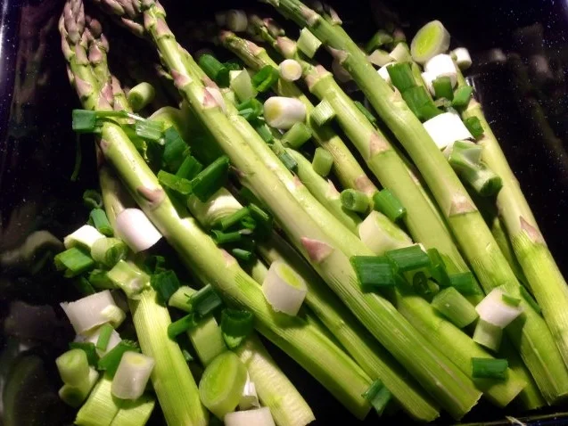 Rezept: grüner Spargel mit Pinienkernen und Parmaschinkenröllchen aus dem Ofen Bild Nr. 5 grüner Spargel mit Pinienkernen und Parmaschinkenröllchen aus dem Ofen - Rezept - Bild Nr. 5