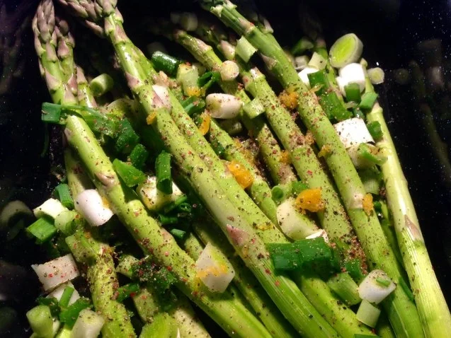 Rezept: grüner Spargel mit Pinienkernen und Parmaschinkenröllchen aus dem Ofen Bild Nr. 6 grüner Spargel mit Pinienkernen und Parmaschinkenröllchen aus dem Ofen - Rezept - Bild Nr. 6