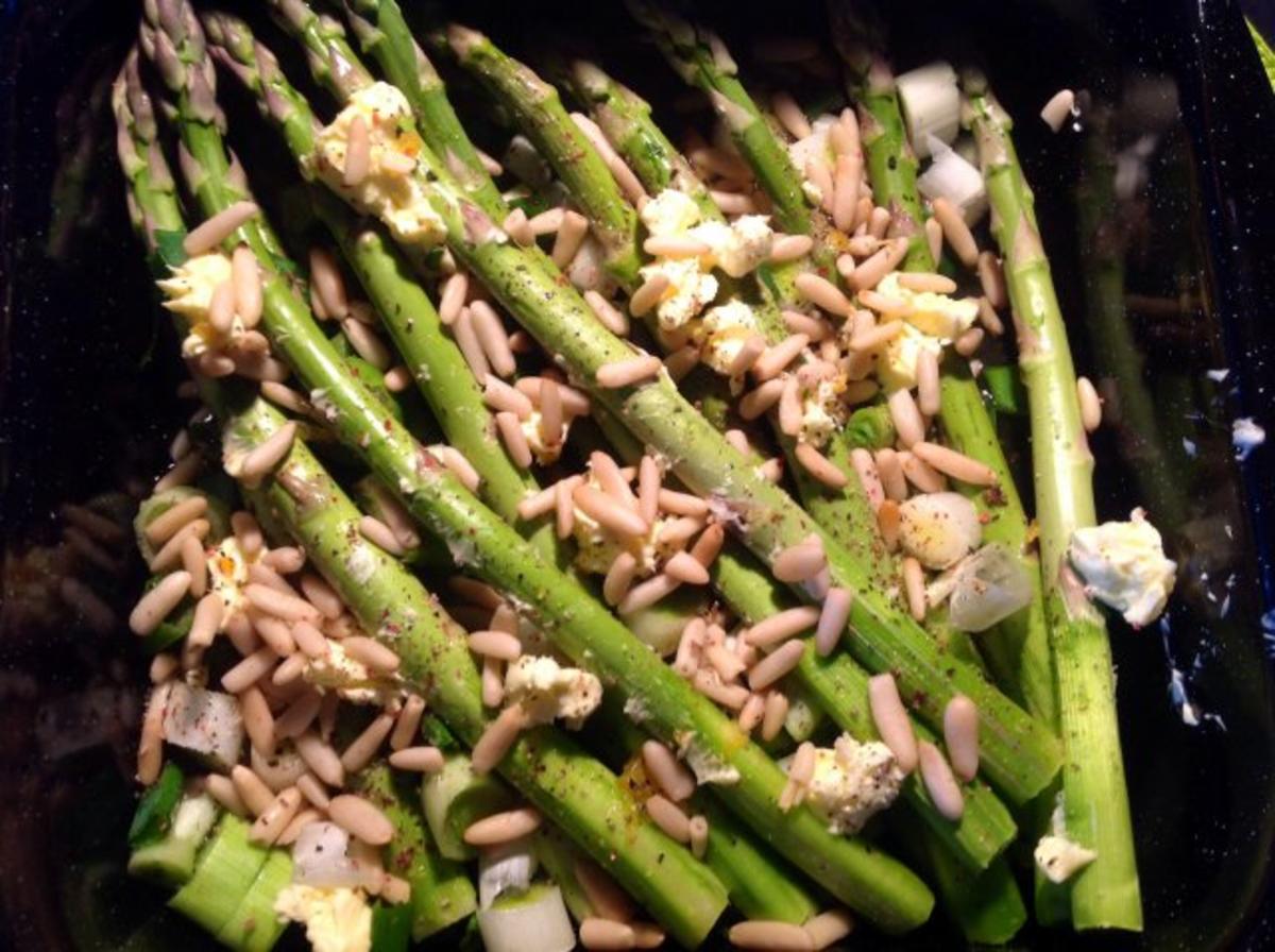 grüner Spargel mit Pinienkernen und Parmaschinkenröllchen aus dem Ofen - Rezept - Bild Nr. 7