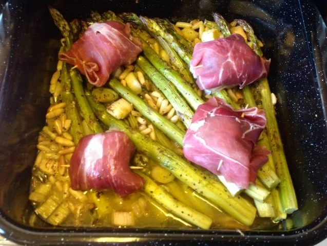 Rezept: grüner Spargel mit Pinienkernen und Parmaschinkenröllchen aus dem Ofen Bild Nr. 11 grüner Spargel mit Pinienkernen und Parmaschinkenröllchen aus dem Ofen - Rezept - Bild Nr. 11