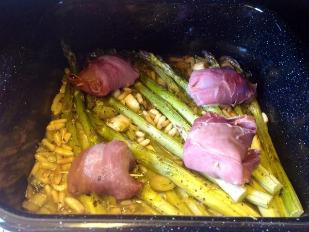 Rezept: grüner Spargel mit Pinienkernen und Parmaschinkenröllchen aus dem Ofen Bild Nr. 12 grüner Spargel mit Pinienkernen und Parmaschinkenröllchen aus dem Ofen - Rezept - Bild Nr. 12