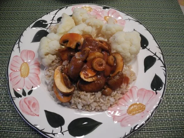 Rezept: Pilz - Gulasch dazu Zitronenblumenkohl und Naturreis Pilz - Gulasch dazu Zitronenblumenkohl und Naturreis - Rezept