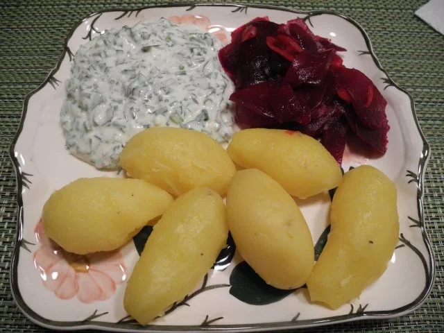 Rezept: Naturjoghurt mit Löwenzahn dazu Rote Bete - Salat und Pellkartoffeln Naturjoghurt mit Löwenzahn dazu Rote Bete - Salat und Pellkartoffeln - Rezept