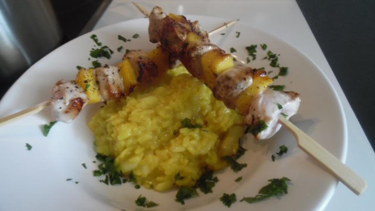 Spargel-Safran-Risotto mit Hähnchen-Mango-Spiess - Rezept - kochbar.de