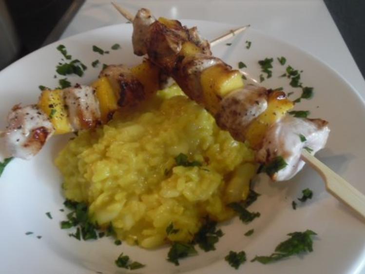 Spargel-Safran-Risotto mit Hähnchen-Mango-Spiess - Rezept - kochbar.de