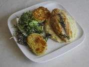 Knusper-Kohlrabi auf Kräutersalat mit Petersilienwurzelpüree und Hähnchenbrustfilet - Rezept