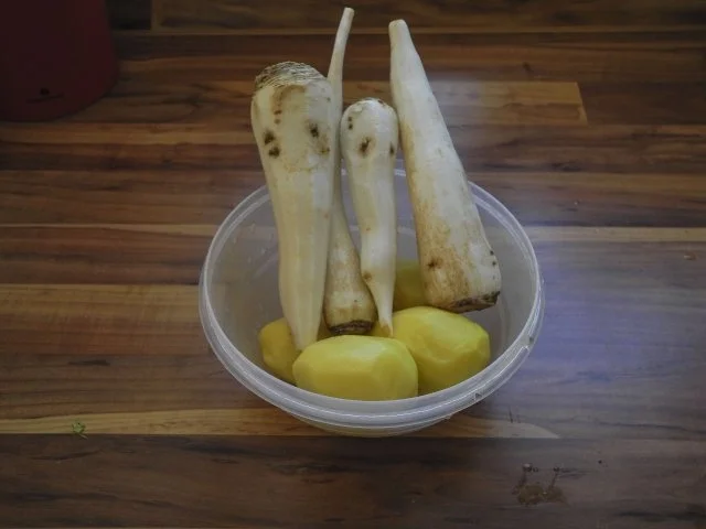 Knusper-Kohlrabi auf Kräutersalat mit Petersilienwurzelpüree und Hähnchenbrustfilet - Rezept - Bild Nr. 4