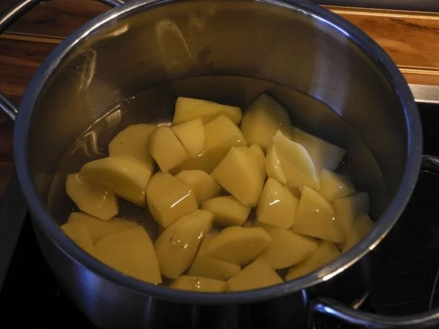 Knusper-Kohlrabi auf Kräutersalat mit Petersilienwurzelpüree und Hähnchenbrustfilet - Rezept - Bild Nr. 5