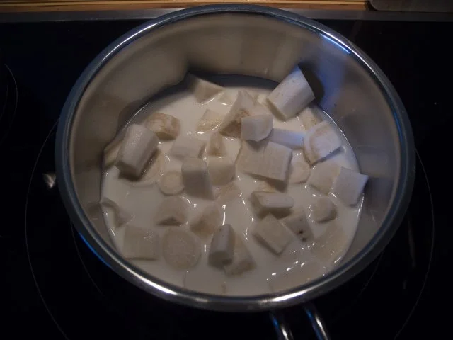 Knusper-Kohlrabi auf Kräutersalat mit Petersilienwurzelpüree und Hähnchenbrustfilet - Rezept - Bild Nr. 6