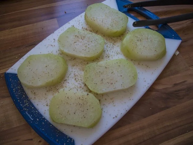 Knusper-Kohlrabi auf Kräutersalat mit Petersilienwurzelpüree und Hähnchenbrustfilet - Rezept - Bild Nr. 9
