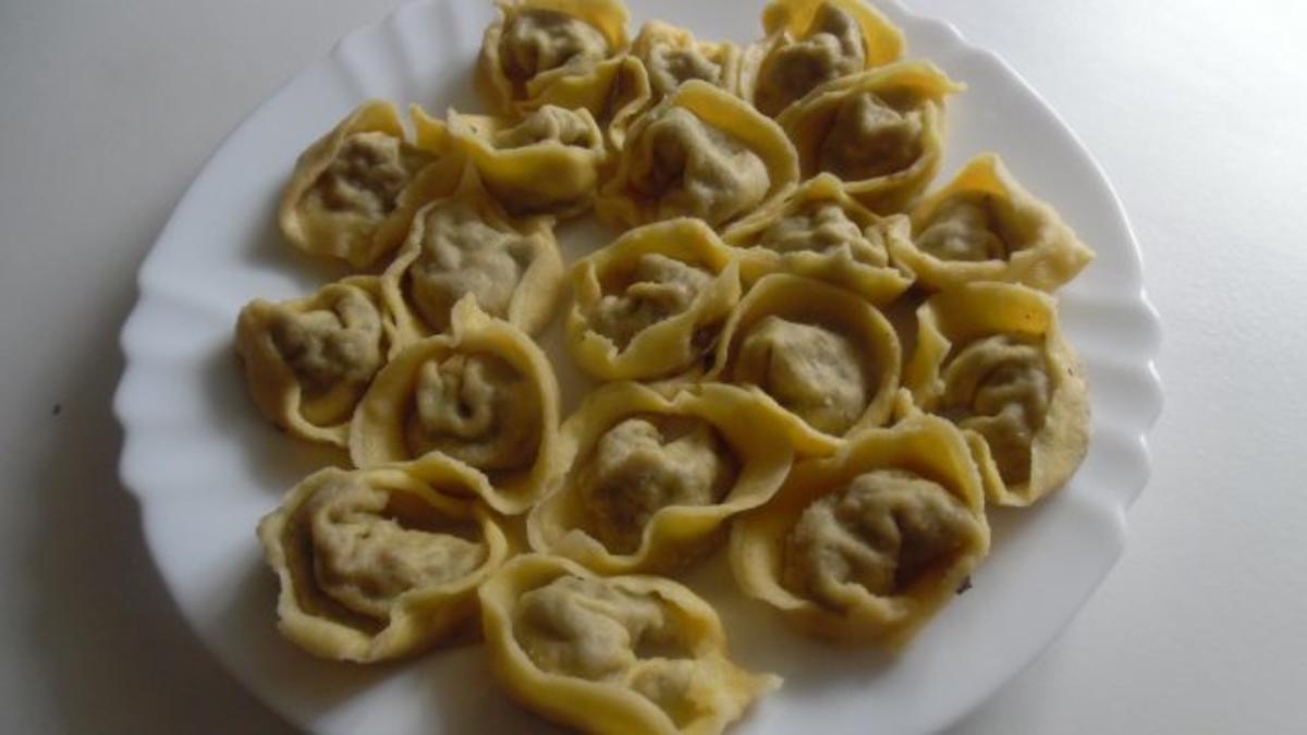 Tortellinis mit Pilzfüllung auf Tomaten-Mango-Sugo - Rezept - Bild Nr. 3