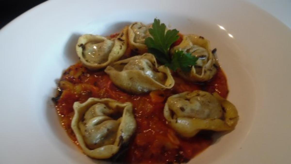 Tortellinis mit Pilzfüllung auf Tomaten-Mango-Sugo - Rezept - kochbar.de