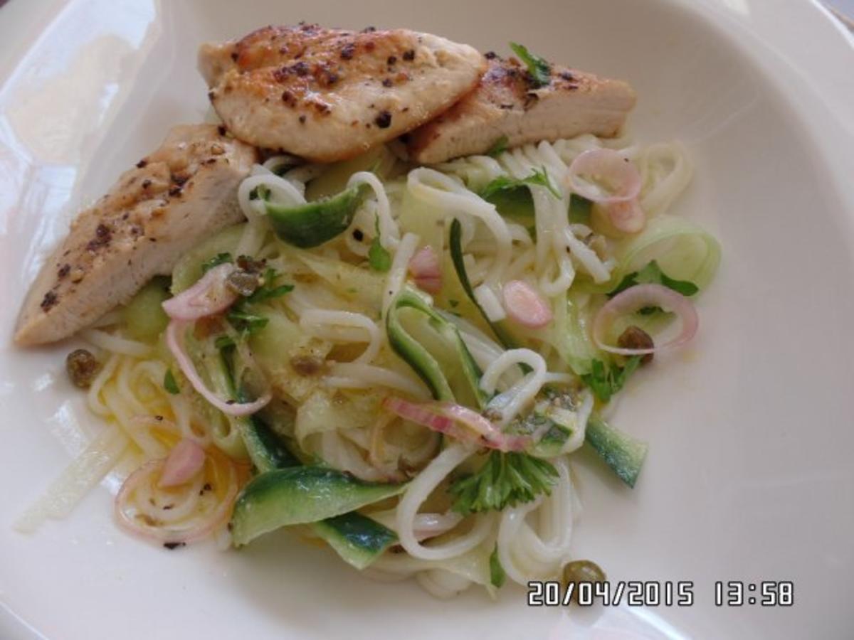 Schnitzel mit Gurken-Glasnudel-Salat - Rezept