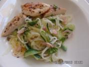 Schnitzel mit Gurken-Glasnudel-Salat - Rezept