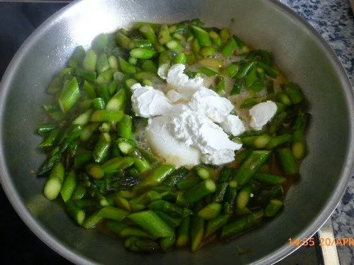 Penne Rigate mit gebratenem Spargel,Ziegenkäse und Kirschtomaten - Rezept - Bild Nr. 3