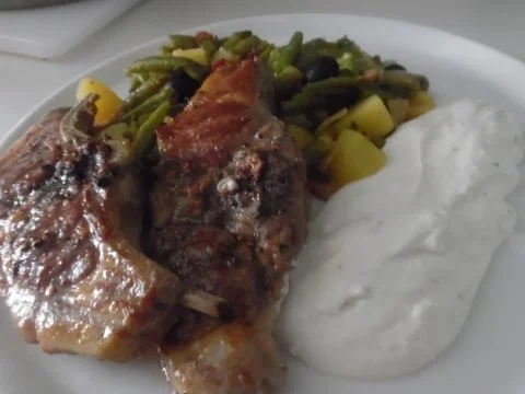 Kartoffel-Bohnen-Pfanne mit Schafskäse-Dip und Lammkoteletts - Rezept