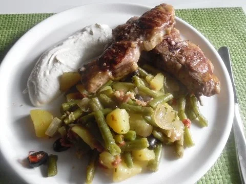 Kartoffel-Bohnen-Pfanne mit Schafskäse-Dip und Lammkoteletts - Rezept - Bild Nr. 2