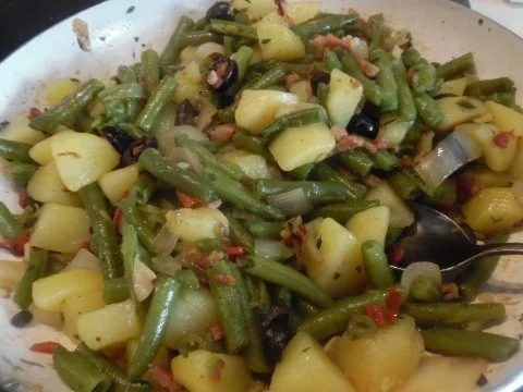 Kartoffel-Bohnen-Pfanne mit Schafskäse-Dip und Lammkoteletts - Rezept - Bild Nr. 3