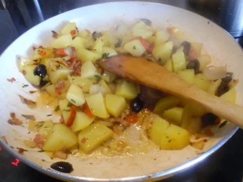 Kartoffel-Bohnen-Pfanne mit Schafskäse-Dip und Lammkoteletts - Rezept - Bild Nr. 4