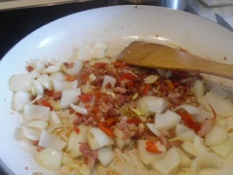 Kartoffel-Bohnen-Pfanne mit Schafskäse-Dip und Lammkoteletts - Rezept - Bild Nr. 6