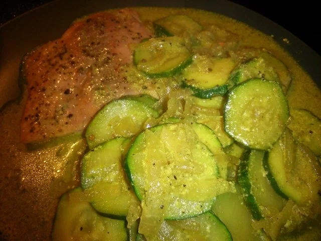 Zarter Wildlachs mit Zucchini-Curry - Rezept - Bild Nr. 2