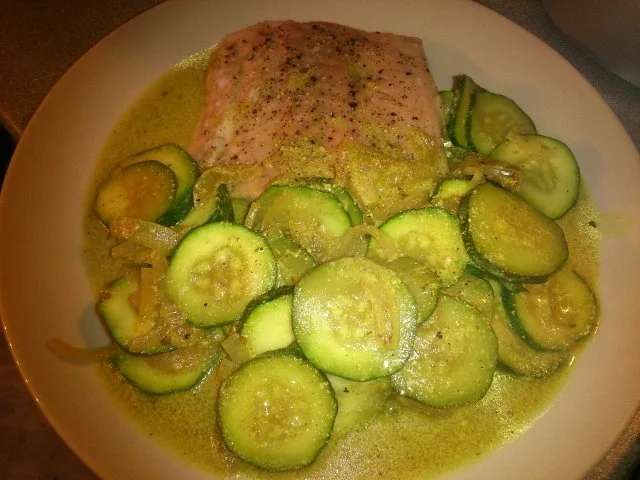Zarter Wildlachs mit Zucchini-Curry - Rezept