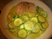 Zarter Wildlachs mit Zucchini-Curry - Rezept