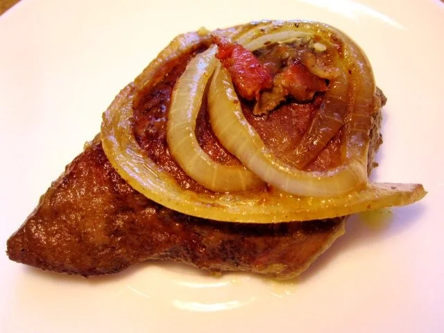 Rezept: Kalbsleber mit Speck und Zwiebeln Kalbsleber mit Speck und Zwiebeln - Rezept