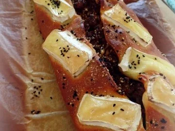 Hackfleisch-Pizza-Brot mit Zimt und Rosinen; mit Käse überbacken - Rezept