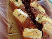 Hackfleisch-Pizza-Brot mit Zimt und Rosinen; mit Käse überbacken - Rezept