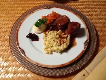 Rehrücken im Speckmantel mit Spätzle, kandierten Karotten - Rezept