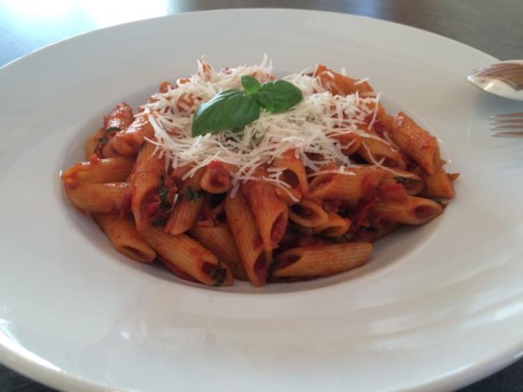 Penne rigate in scharfem Paprika-Tomaten-Sugo - Rezept - kochbar.de