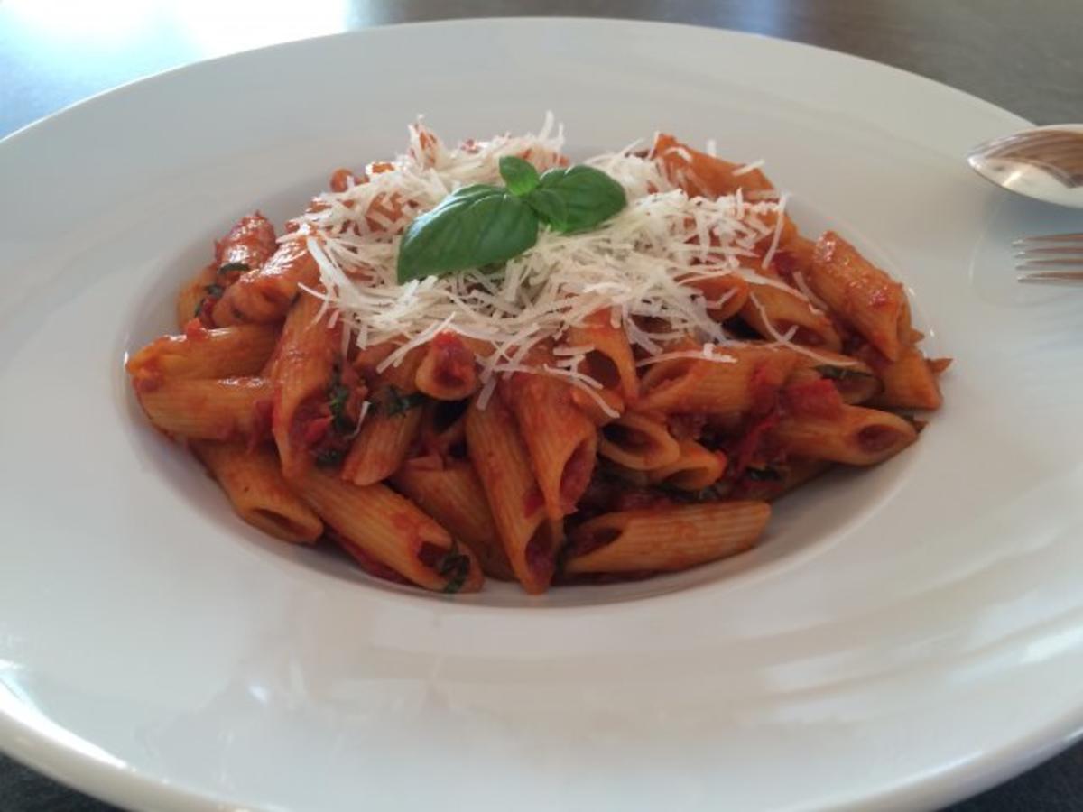 Penne rigate in scharfem Paprika-Tomaten-Sugo - Rezept - kochbar.de