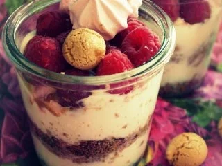 Rezept: Dessert oder Süßspeise: Himbeer-Quark mit Knuspermüsli und Amarettini Dessert oder Süßspeise: Himbeer-Quark mit Knuspermüsli und Amarettini - Rezept