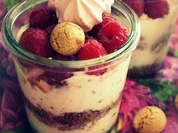 Dessert oder Süßspeise: Himbeer-Quark mit Knuspermüsli und Amarettini - Rezept