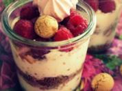 Dessert oder Süßspeise: Himbeer-Quark mit Knuspermüsli und Amarettini - Rezept