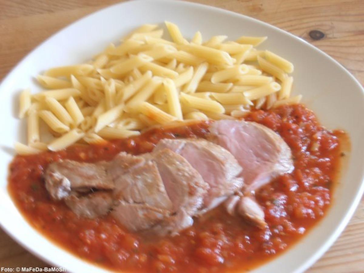 Schweinefilet auf Tomatensauce - Rezept - kochbar.de