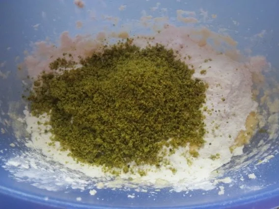 Rezept: Backen: Quark-Obst-Torte mit Pistazienboden Bild Nr. 2 Backen: Quark-Obst-Torte mit Pistazienboden - Rezept - Bild Nr. 2