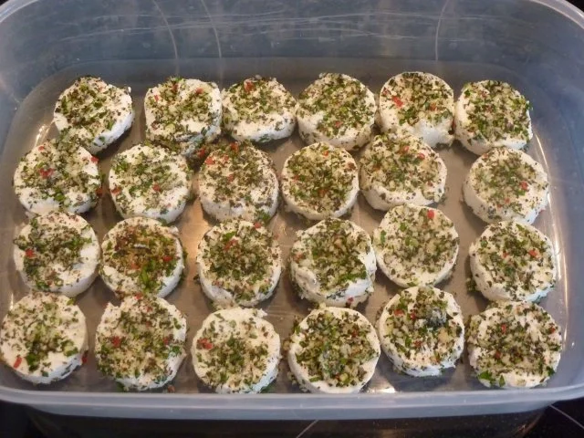 Mit Kräuter eingelegte kleiner Ziegenfrischkäse - Rezept - Bild Nr. 2