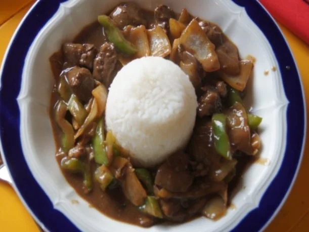 Hähnchenleber im Wok mit Zwiebeln und Paprika - Rezept