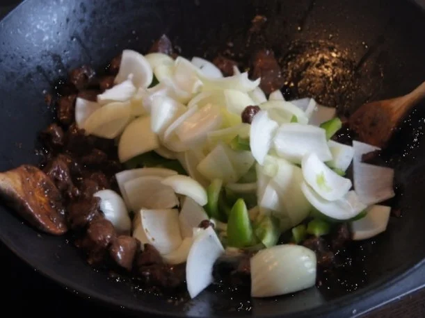 Hähnchenleber im Wok mit Zwiebeln und Paprika - Rezept - Bild Nr. 6