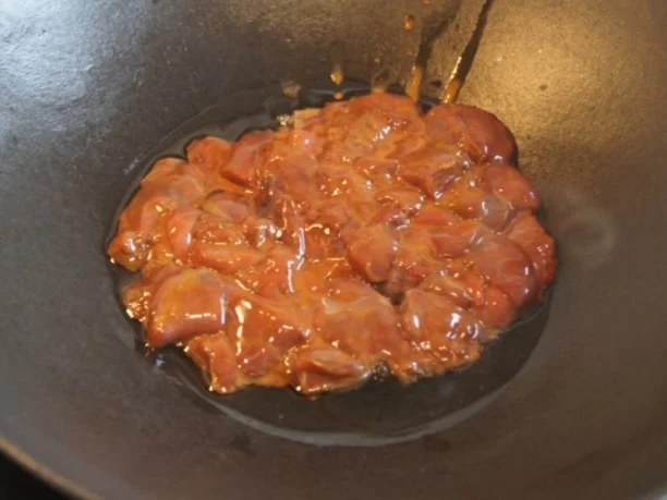 Hähnchenleber im Wok mit Zwiebeln und Paprika - Rezept - Bild Nr. 5